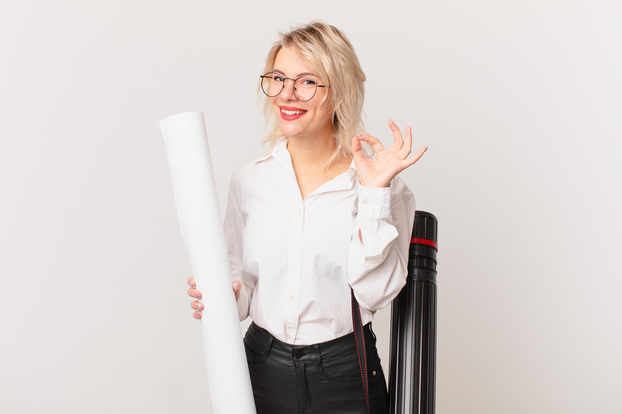 consultant imobiliar zâmbind lângă planuri