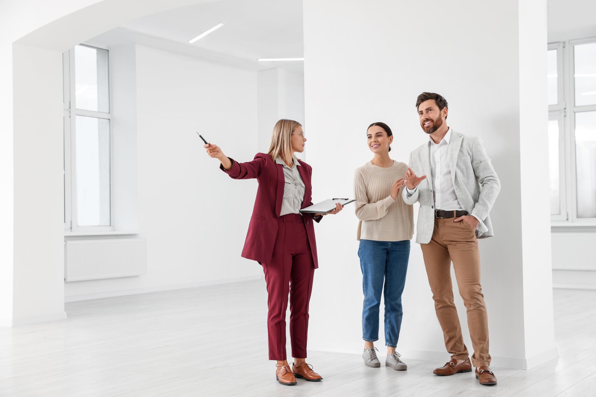 agent discutând cu proprietar într-un apartament luminos